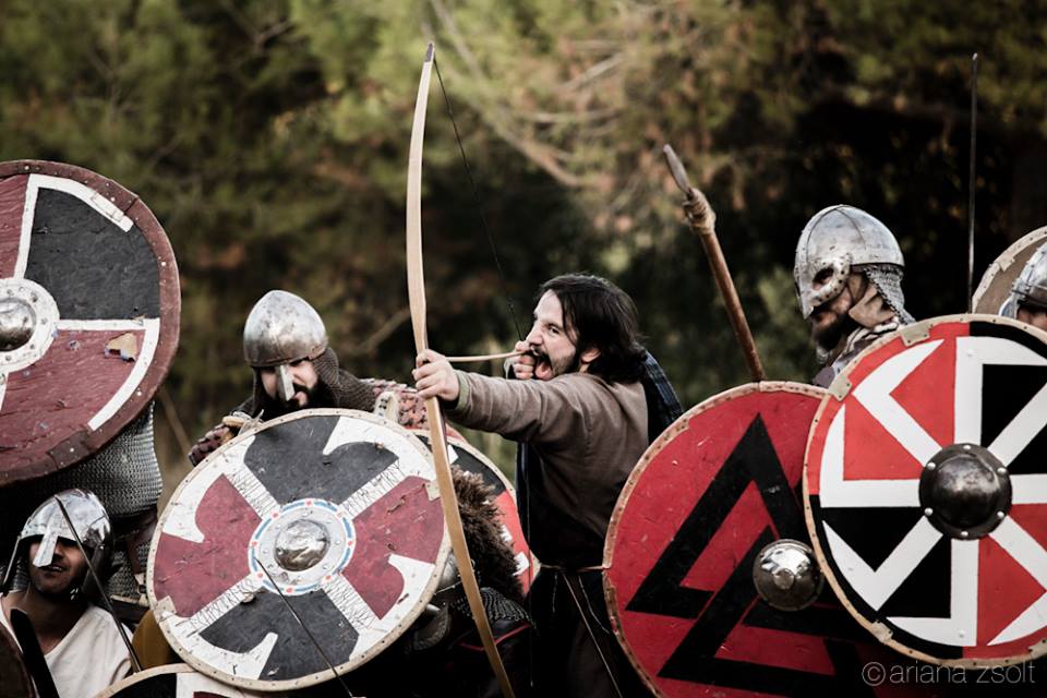 Clan Hávamál junto a Clan Einherjar y un arquero del Clann Éire. Magnífico ejemplo de colaboración y recreación conjunta.