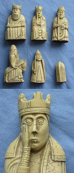 Lewis chess up : roi, reine, évêque du milieu : cavalier, tour, pion vers le bas : détail de la reine (réplique).