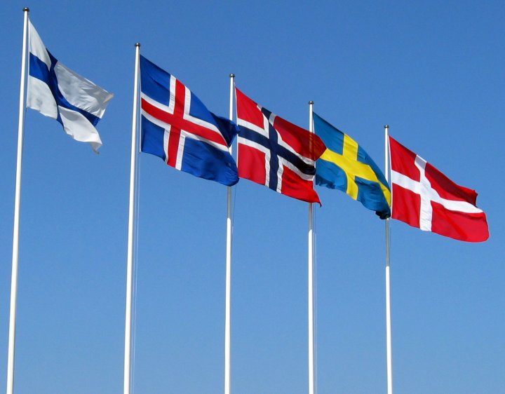 Banderas - de izquierda a derecha, Finlandia, Islandia, Noruega, Suecia y Dinamarca.