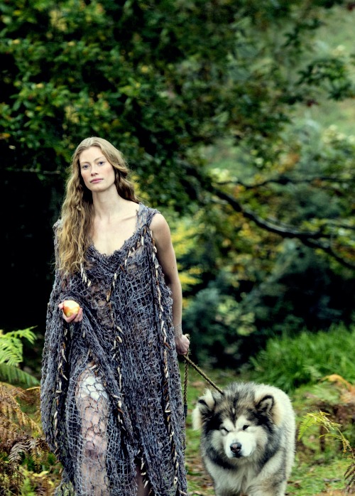 Aslaug dans la série Vikings.  Joué par Alyssa Sutherland.