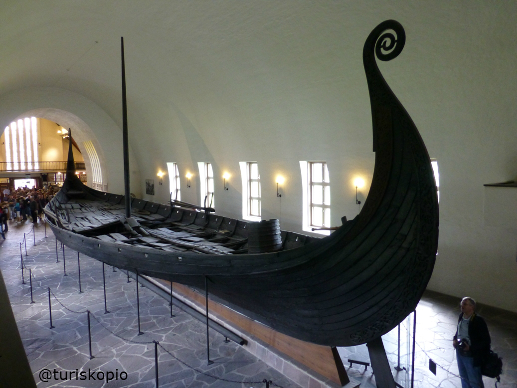 Navire funéraire Oseberg, trouvé dans la région de Tønsberg (Vestfold, Norvège) au début du XXe siècle.  Il peut être visité au Musée des navires vikings d'Oslo.