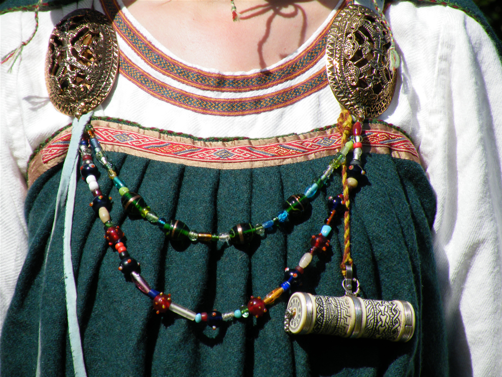 Détail du vêtement d'un Viking ;  nous pouvons observer les détails, les objets et les chaînes.