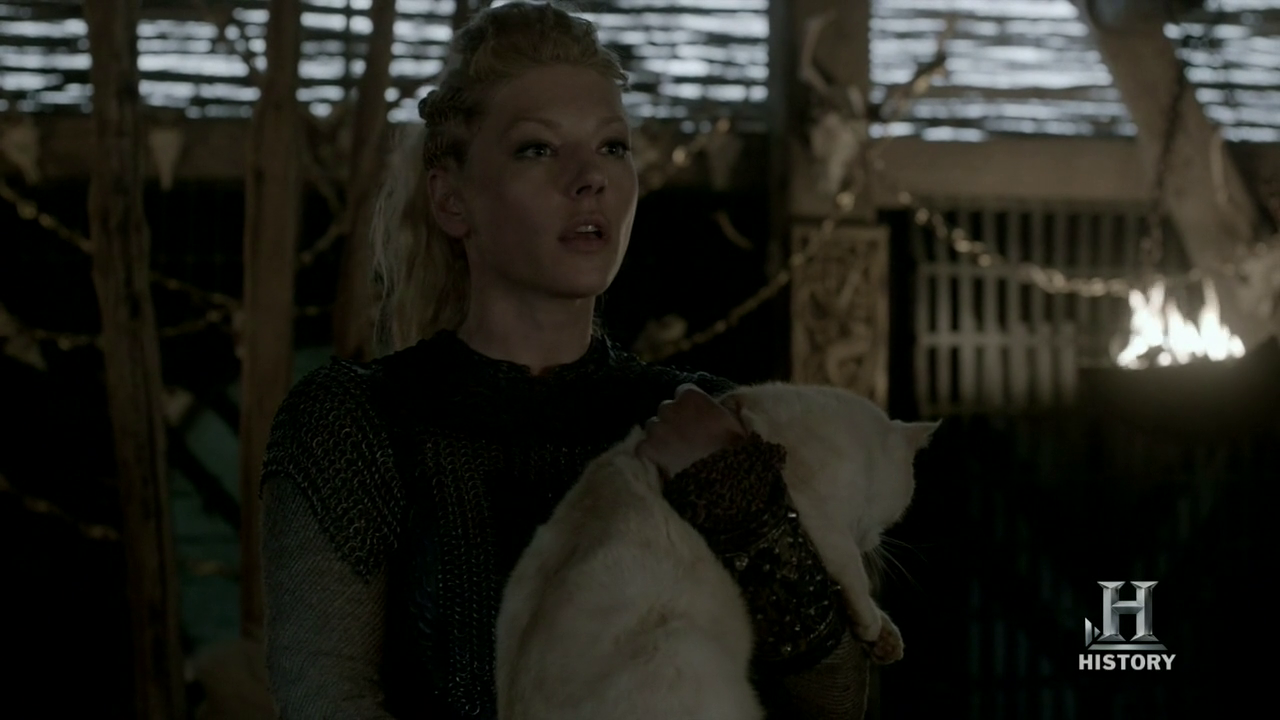 Lagertha con un gato.