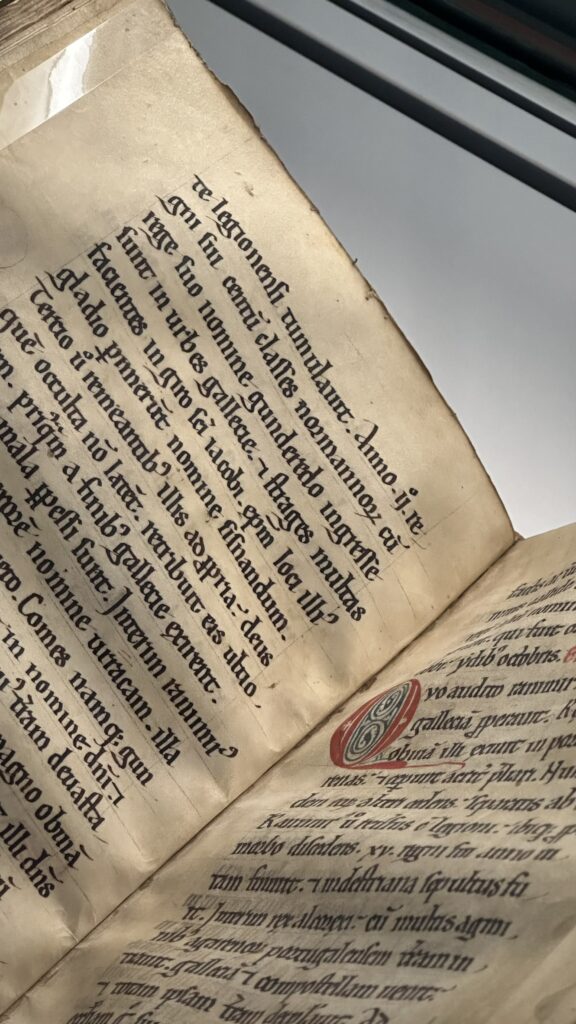 Manuscrito medieval Corpus pelagianum et alia scripta minora (pergamino - finales siglo XII o principios XIII). Habla de las incursiones vikingas en Galicia y al final de la segunda línea se puede leer "Normannorum".